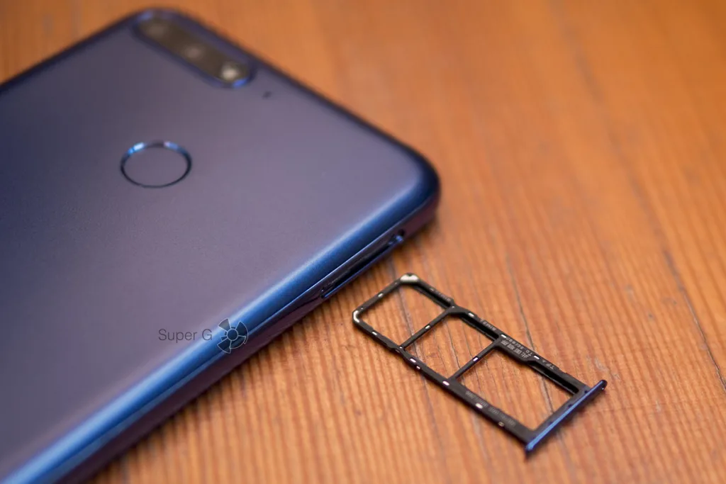 У Honor 7C независимые слоты для карты памяти и Nano SIM