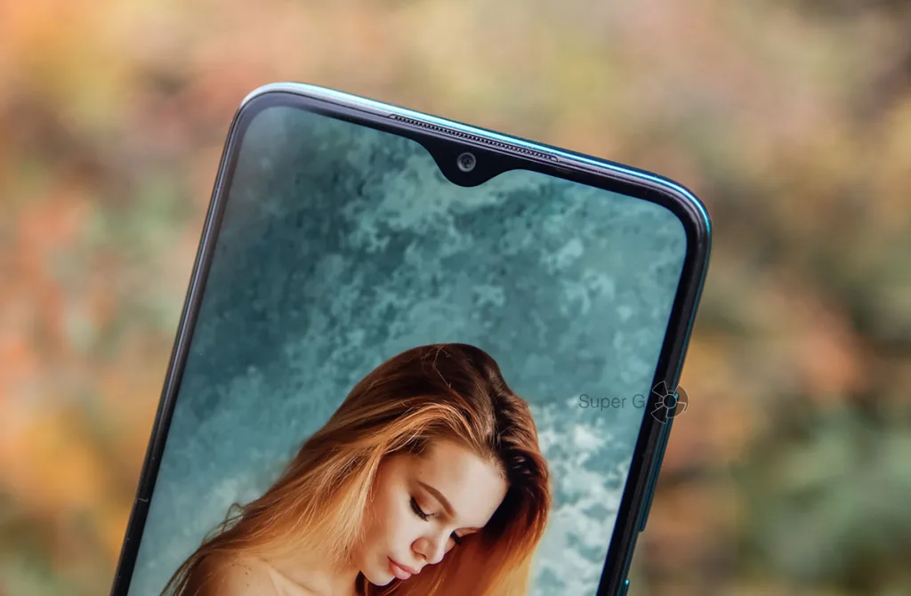 Аккуратно оформленная фронтальная камера Redmi Note 8 Pro