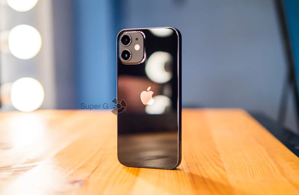 Сравнение iPhone 12 mini с iPhone 12