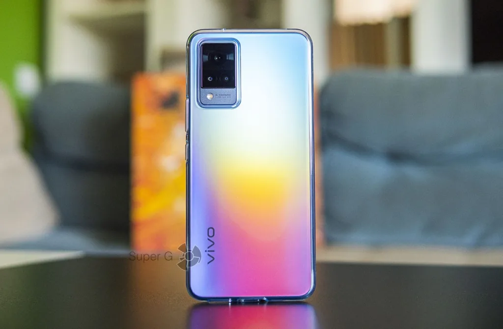 Vivo V21 в чехле