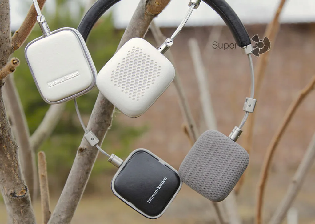 Harman Kardon Soho BT (белые) и Harman Kardon Soho (черные)
