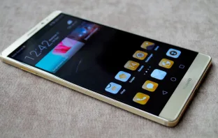 Huawei Mate 8 вид спереди