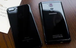 iPhone 7 Plus Черный оникс против Doogee Y6 Piano Black