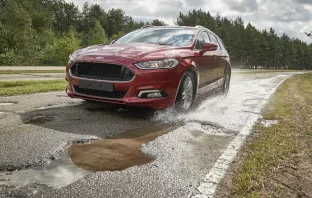 Автомобили Ford будут предупреждать водителей о ямах на дорогах