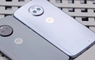 Moto X4 — середняк с защитой от воды и двойной камерой