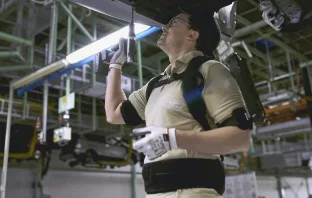 Экзоскелет на заводе Ford