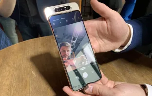 Samsung Galaxy A80 - огромный экран и поворотные камеры
