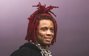 Trippie Redd на фоне ковра
