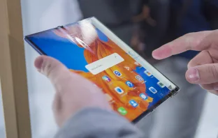 Huawei Mate Xs 5G полоска от сгиба на экране