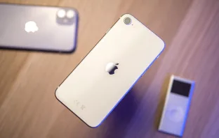 Яблочко на задней спинке iPhone SE 2 сползло на середину