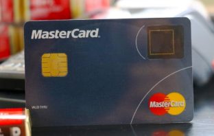 Mastercard со сканером отпечатков пальцев