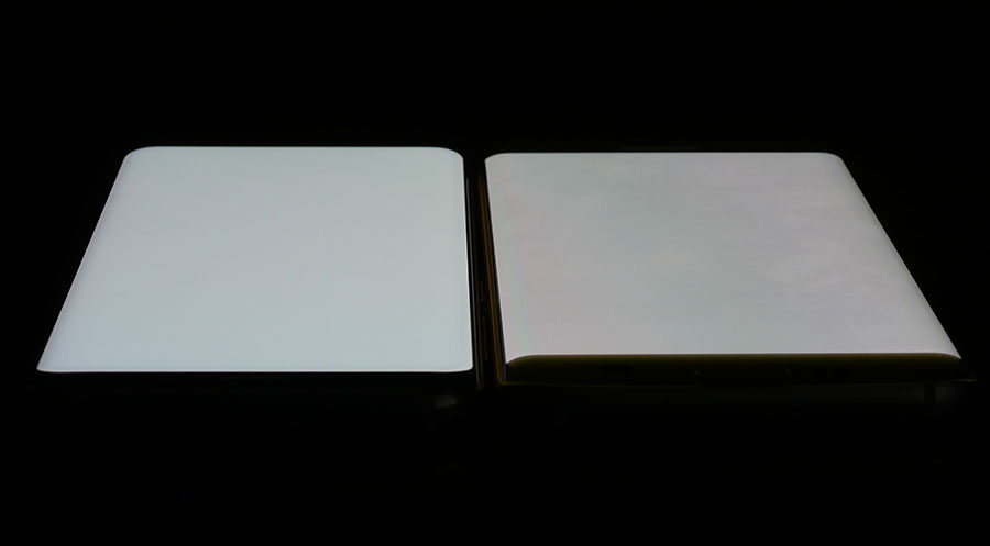 Экран Samsung Galaxy S8 слева, дисплей Samsung Galaxy S7 Edge справа (сравнение на белом цвете)