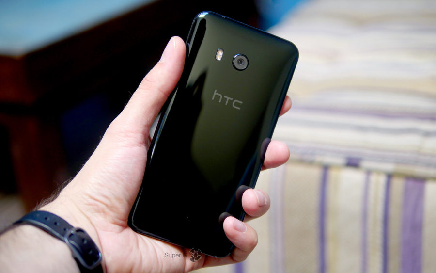 HTC U11 в руке (вид сзади)