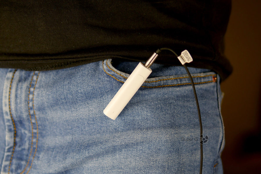 Xiaomi Mi Bluetooth Audio Receiver крепится к одежде засчет прищепки