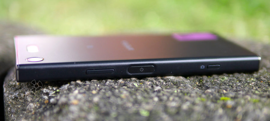 Сканер отпечатков пальцев у Sony Xperia XZ1 Compact расположен на боковом торце