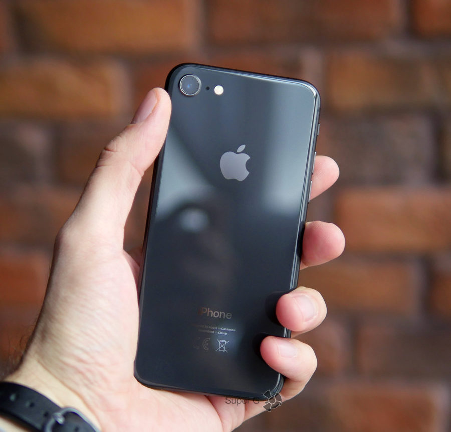 iPhone 8 в руке - вид сзади - сравнение с iPhone 7