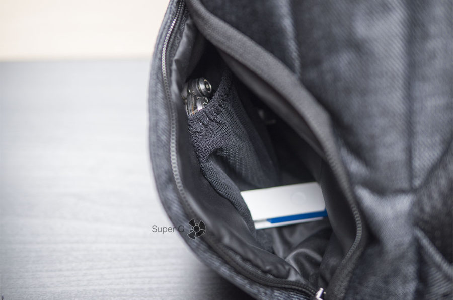 Боковой карман Xiaomi Mi Business Travel Bag очень глубокий