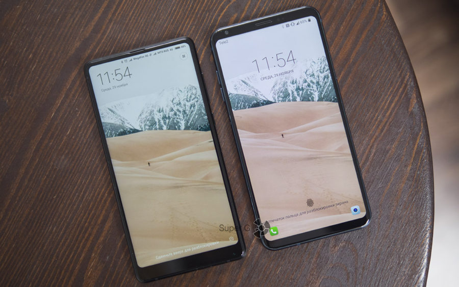Слева дисплей Xiaomi Mi MIX 2, справа экран LG V30 Plus