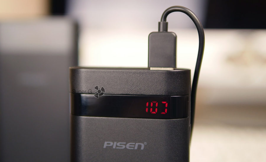 Pisen 10000 mAh имеет дисплей с отображением текущей ёмкости в процентах