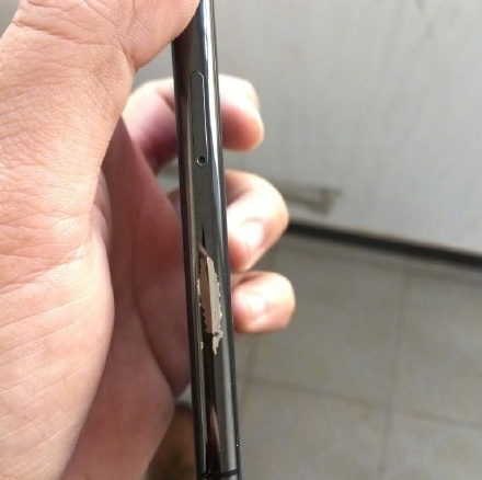 iPhone X облезает краска с металлического бампера