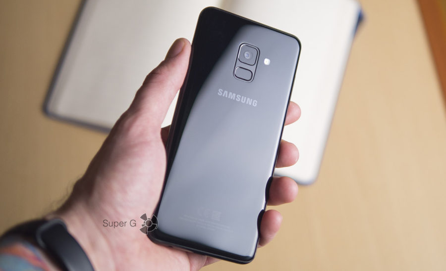 Samsung Galaxy A8 (2018) в руке (вид сзади)