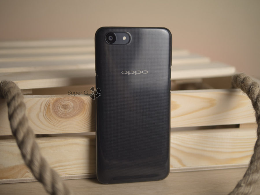 Oppo A83 в чехле (из комплекта)