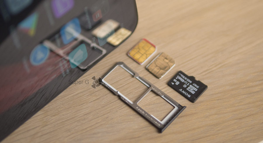 Oppo A83 имеет одновременную поддержку и двух симкарт и карты памяти Micro SD