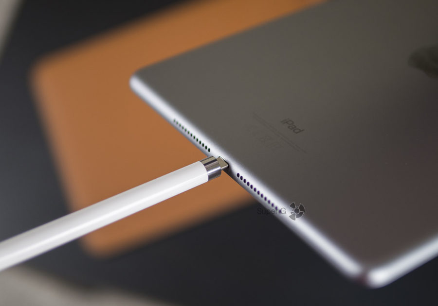 Apple Pencil для подзарядки нужно подключать в разъём Lightning планшета iPad