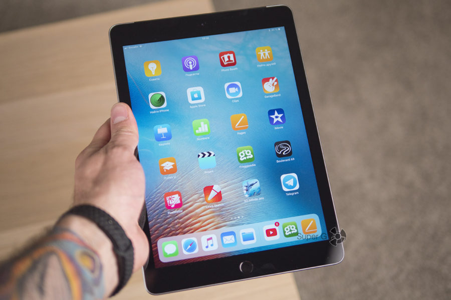 iPad 2018 в руке