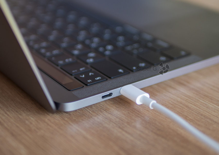 Зарядку к MacBook Pro 13 можно подключать к любому порту USB C