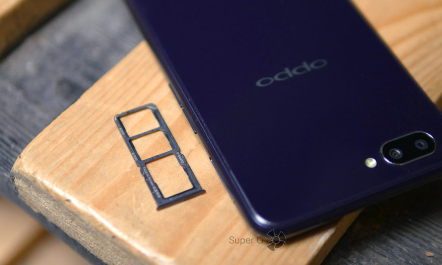 Oppo A3s лоток под две Nano SIM-карты и карточку памяти Micro SD - отдельный слот
