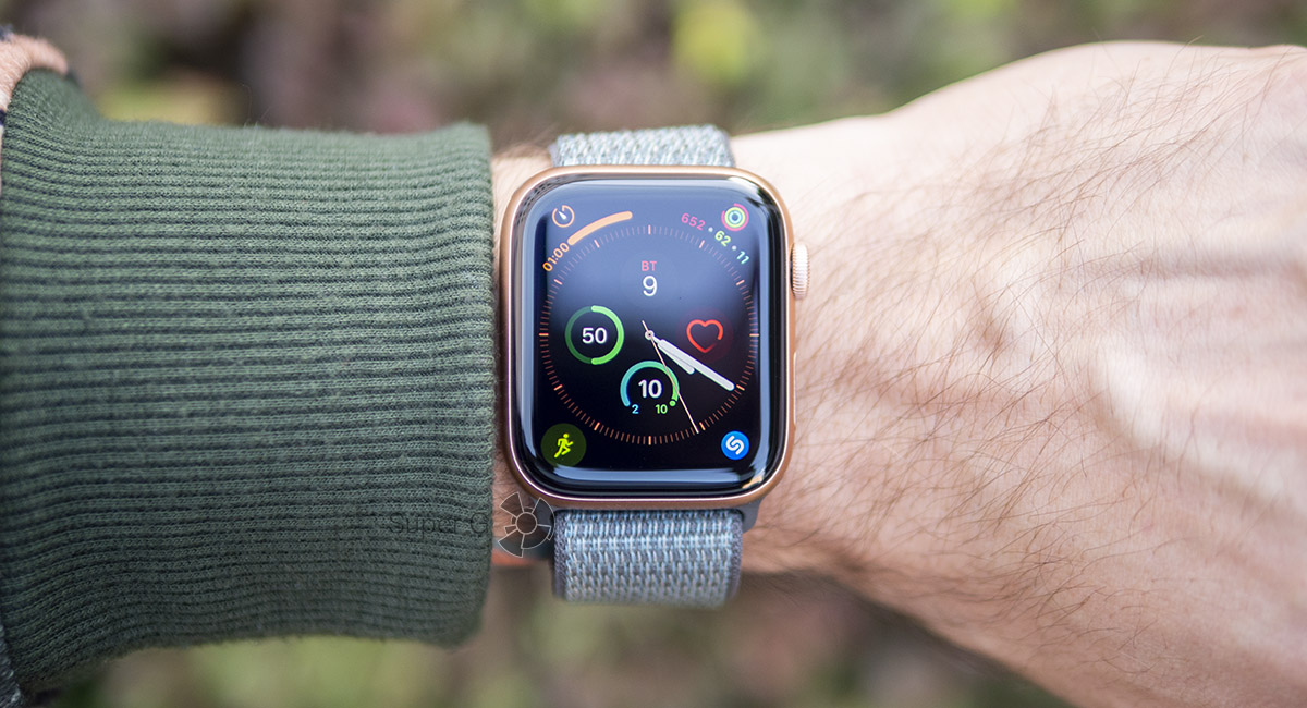 Часы apple watch на руке