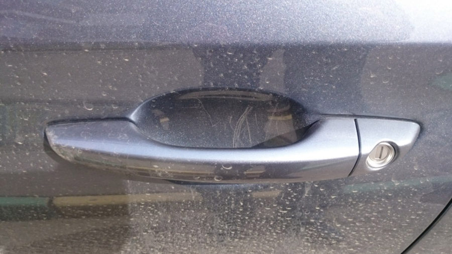 Царапины на внутренней стороне ручки дверей в автомобиле