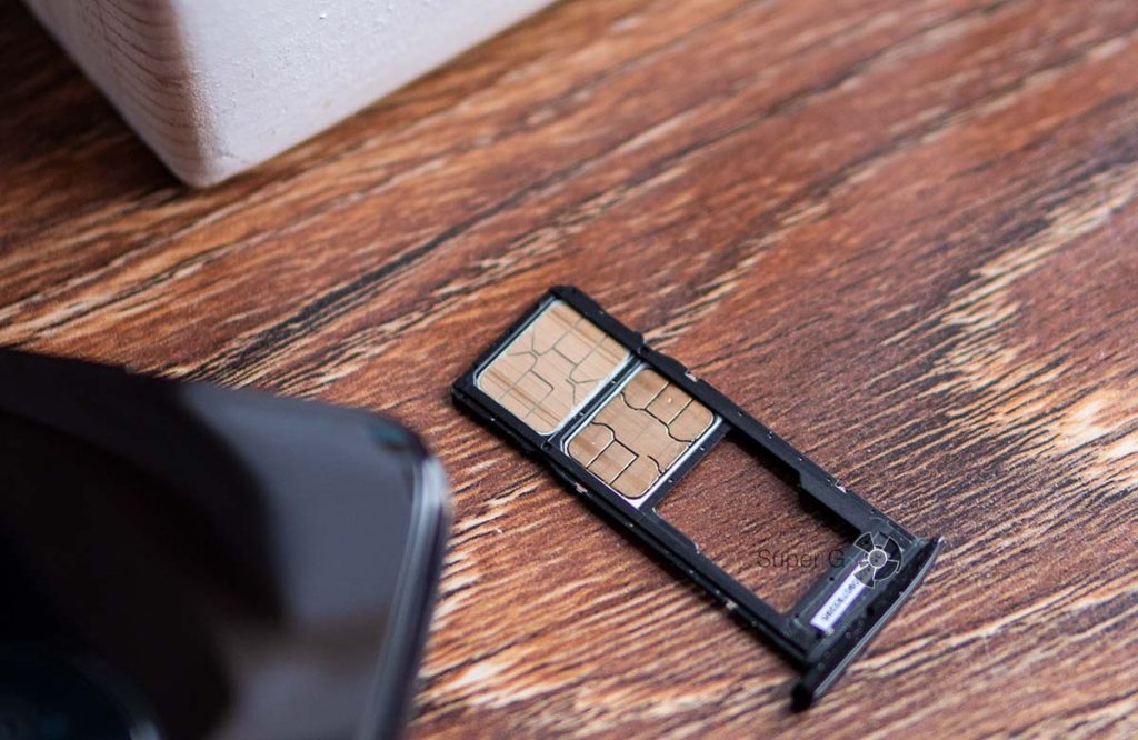 Motorola Moto G7 получил лоток с раздельными слотами под симки и память