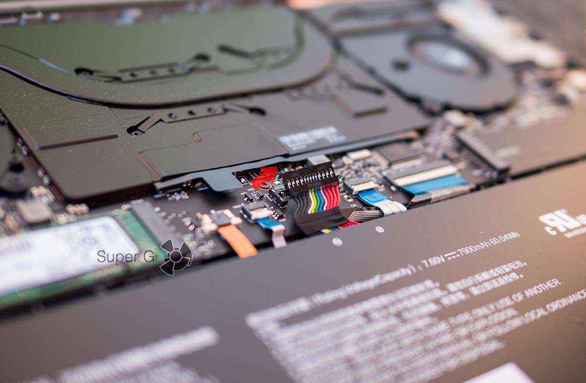 Шлейф батареи Xiaomi Mi Notebook Pro необходимо сначала отключить от материнской платы ноутбука