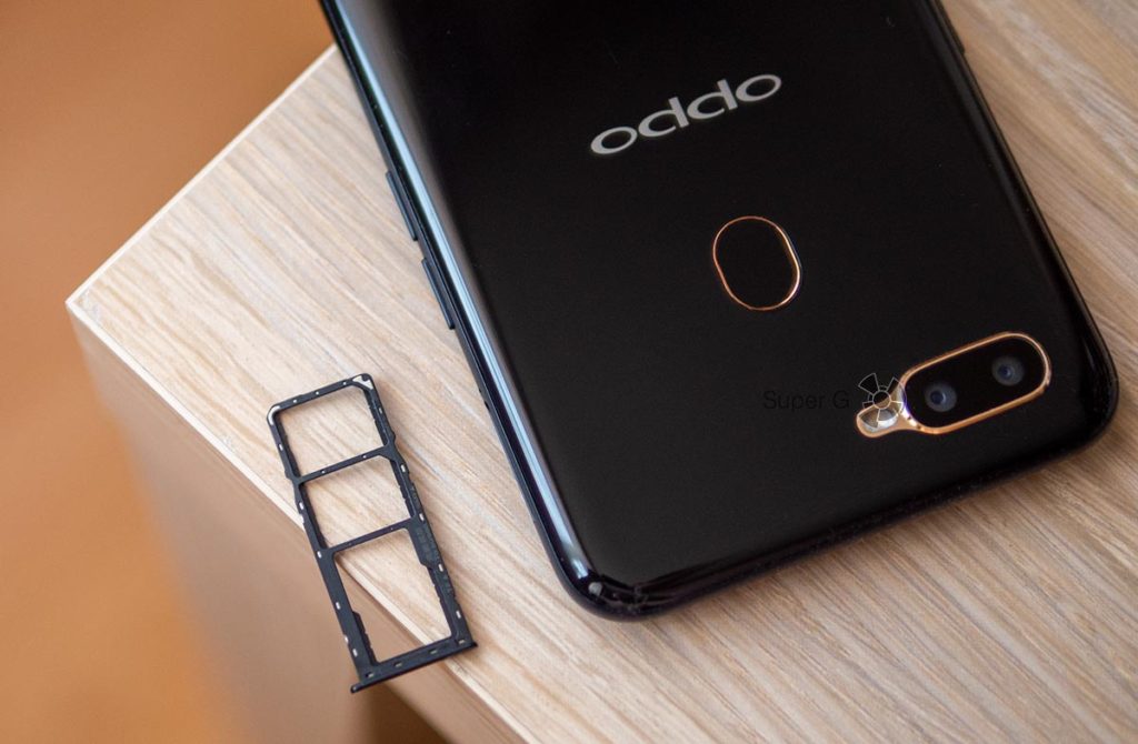 Слот для двух Nano SIM и одной карточки Micro SD в Oppo A5s раздельный