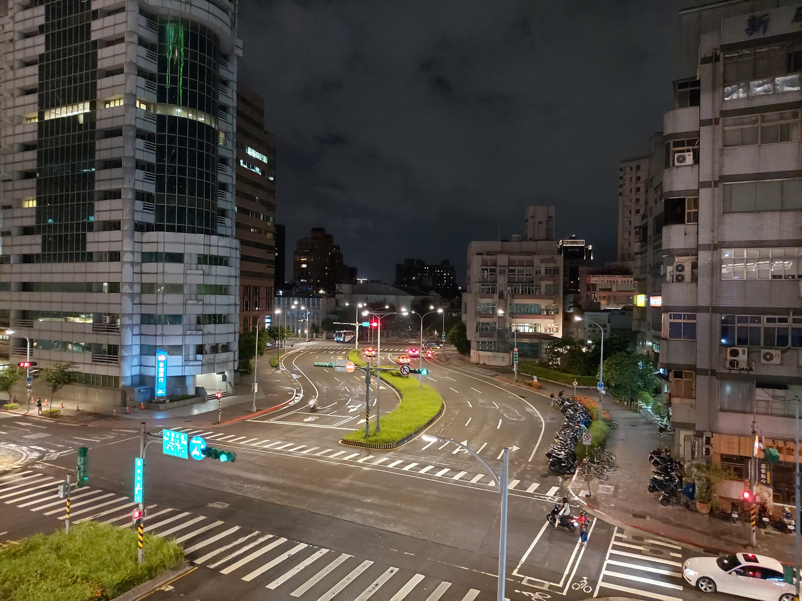 Авто (ночь) - снято на Samsung Galaxy A80