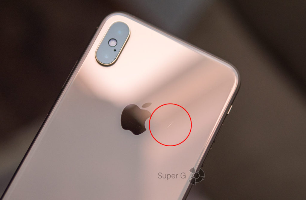 Одна царапина на задней крышке iPhone XS Max