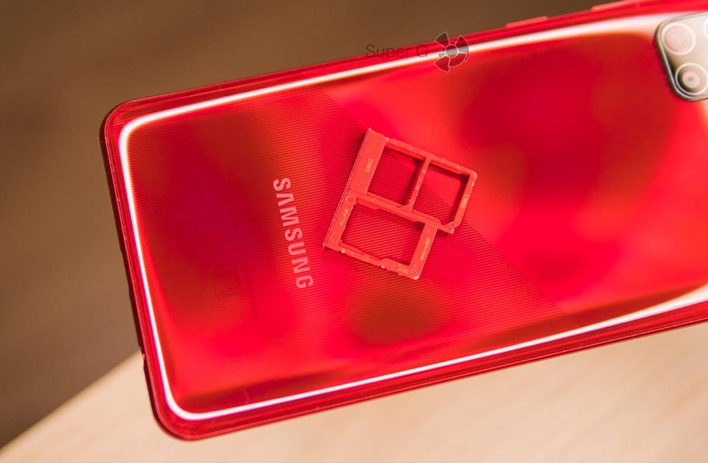 Лоток под SIM-карты и карточку памяти Micro SD в Samsung Galaxy A31