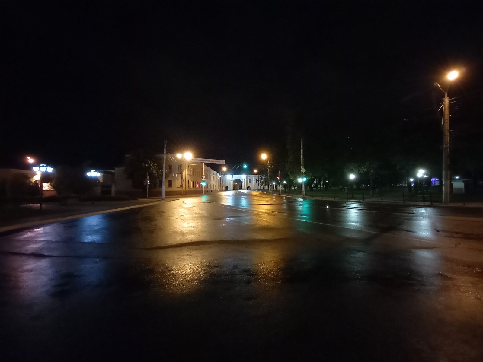 Пример фото с широкоугольной камеры Samsung Galaxy A41 ночью
