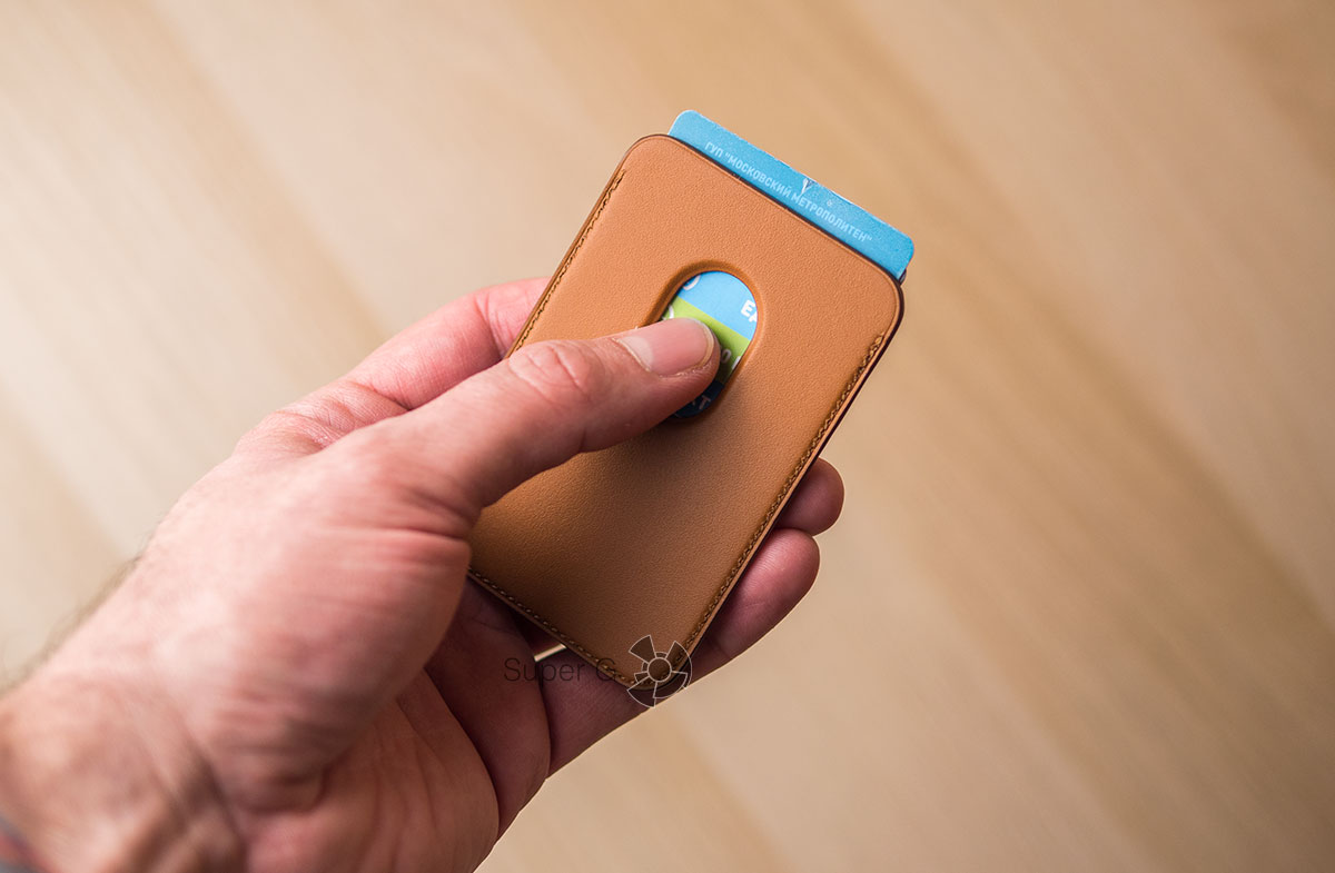 Кожаный чехол-бумажник MagSafe для iPhone золотисто-коричневый цвет