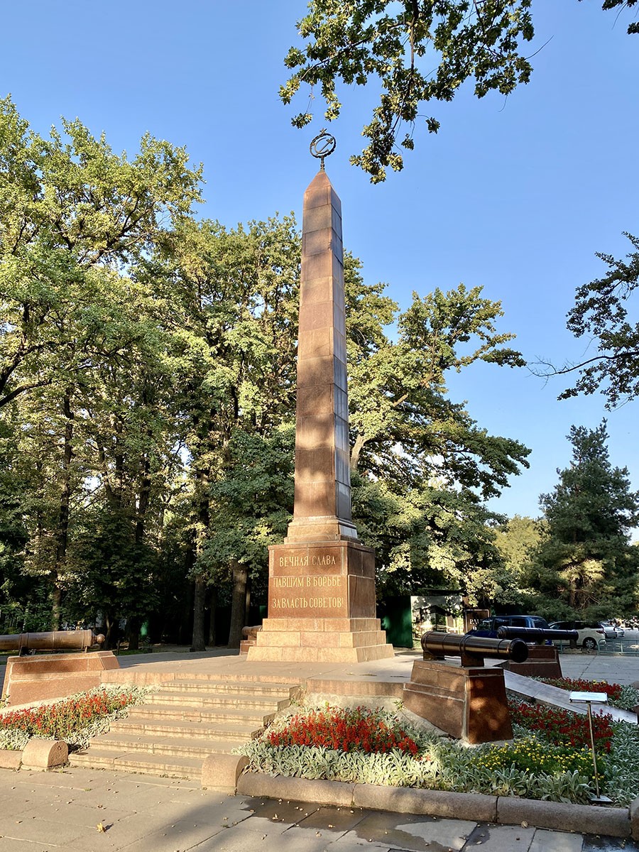 Памятник Красногвардейцам в Бишкеке фото 2022