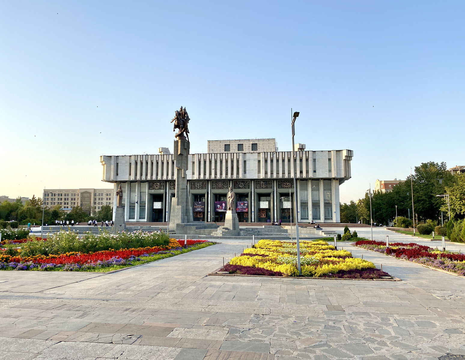Фото Филармонии в Бишкеке