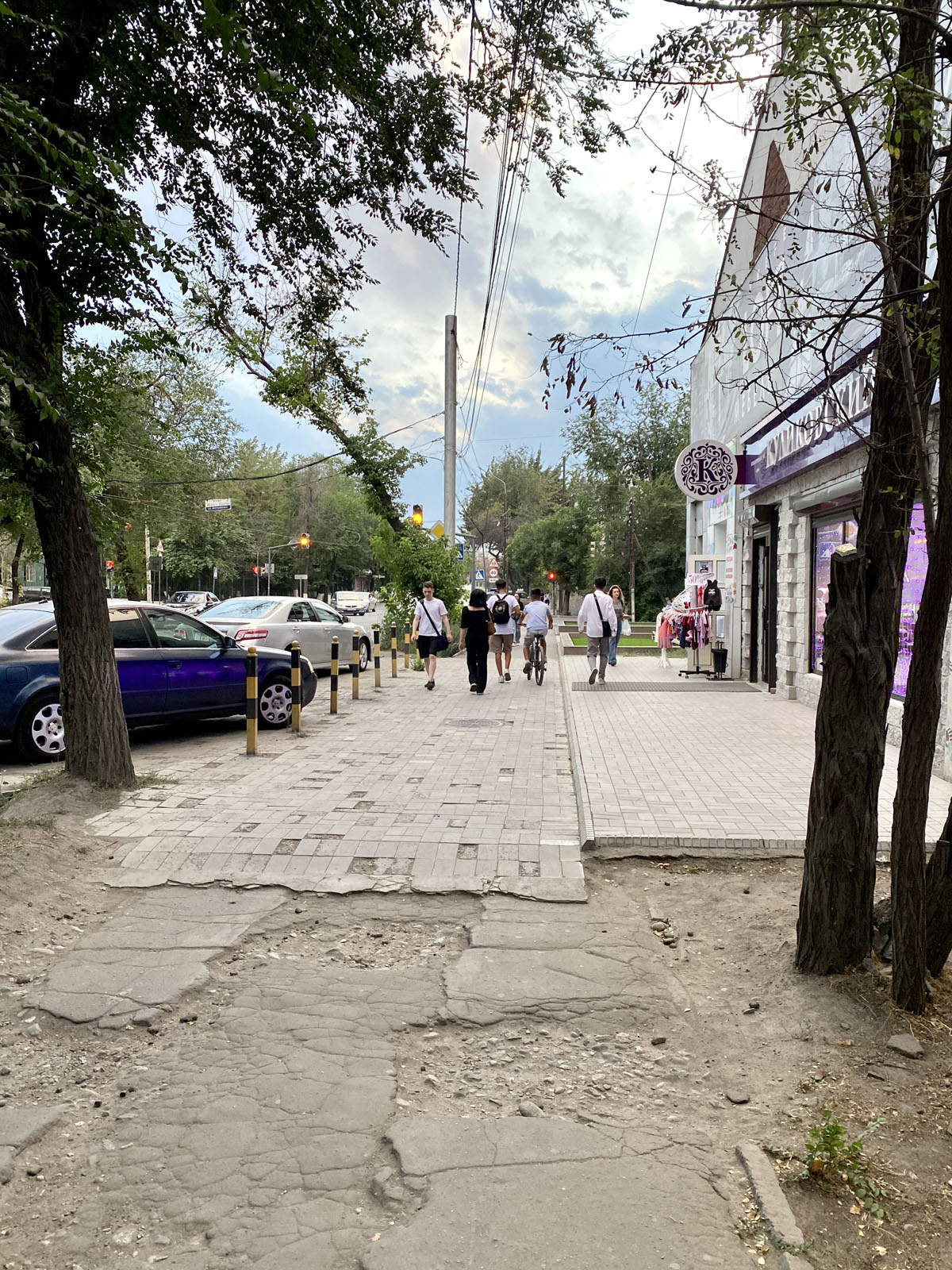 Раздолбанные тротуары в Бишкеке