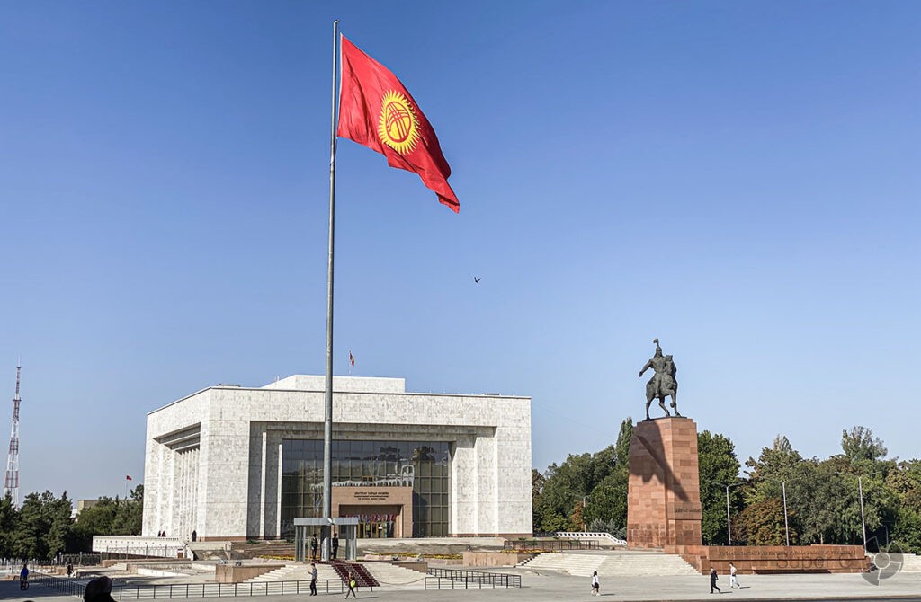 Главная площадь Бишкека Кыргызстан