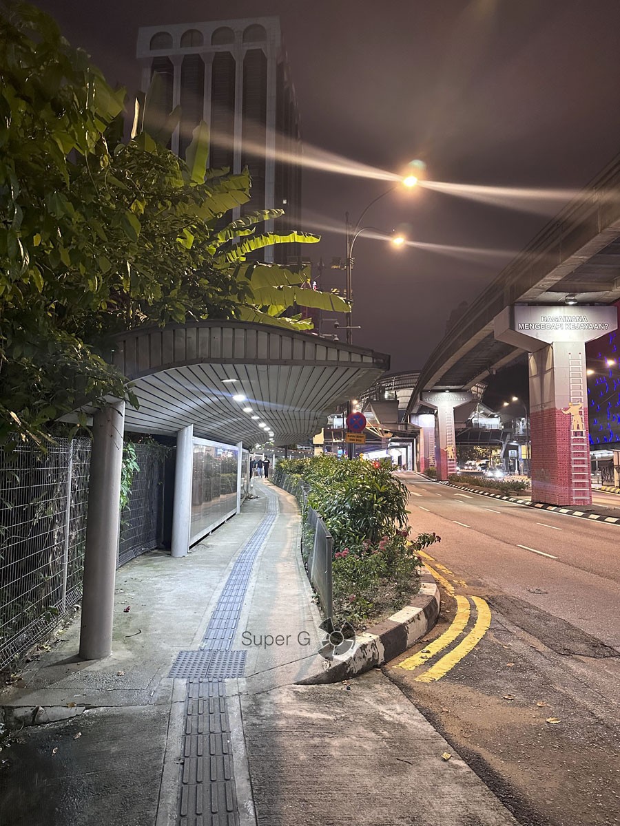 Тротуары Куала-Лумпур с защитой от солнца и дождя