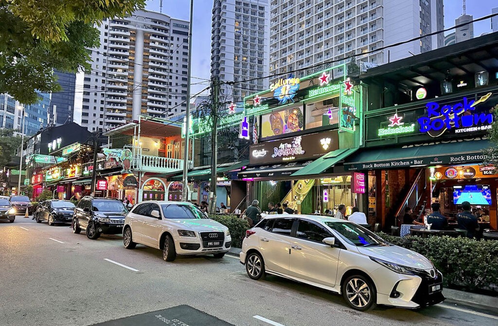 Улица баров для туристов в Куала-Лумпур