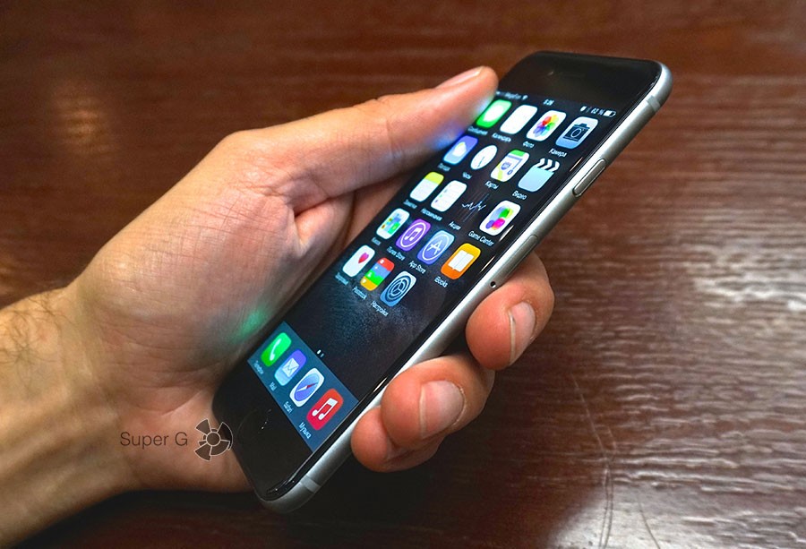 iPhone 6 в руке