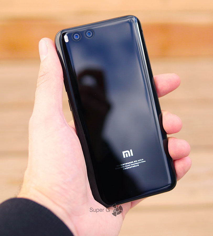 Xiaomi Mi6 в руке (вид сзади)